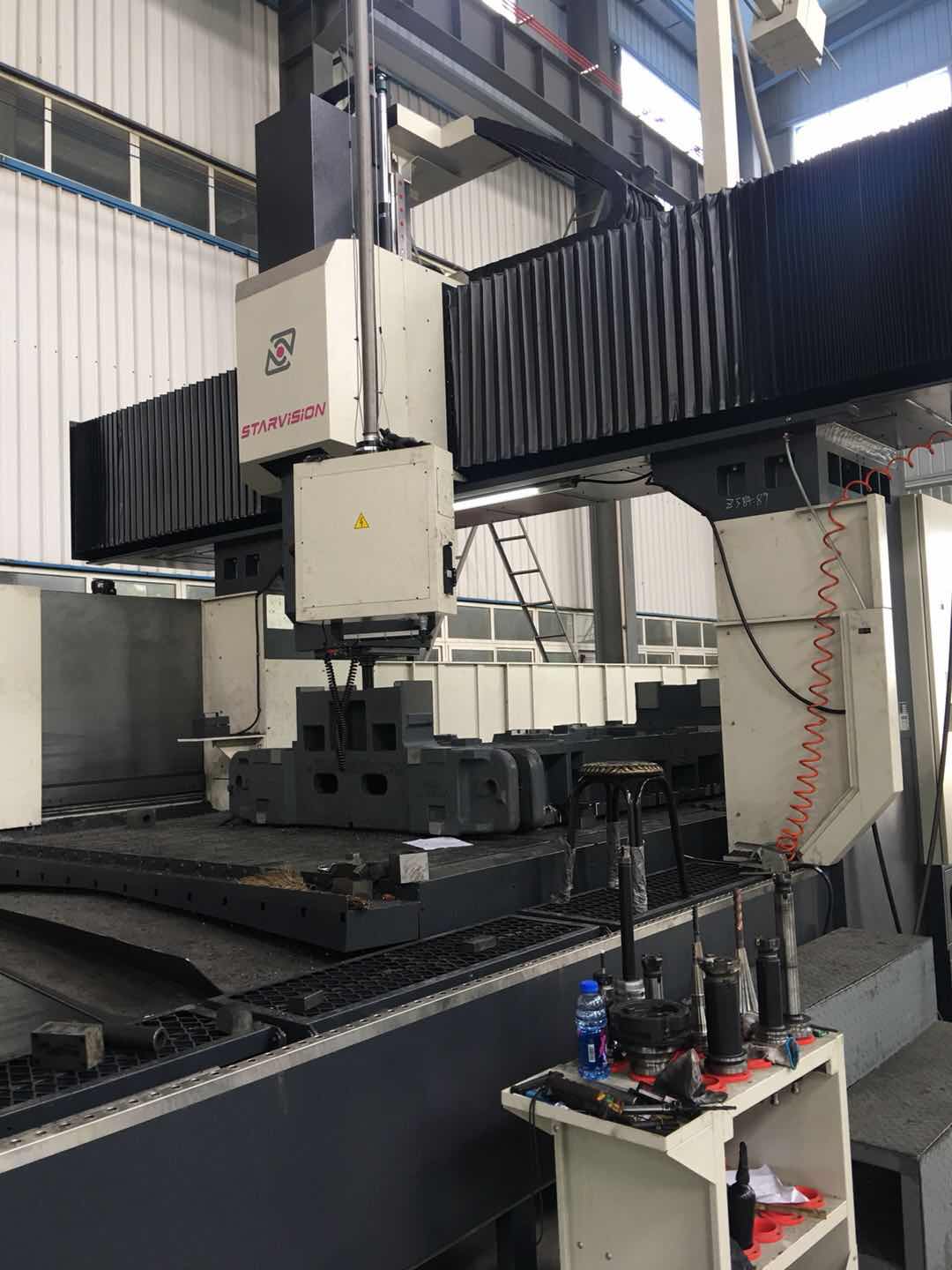 公司新设备投产——加工汽车模具
