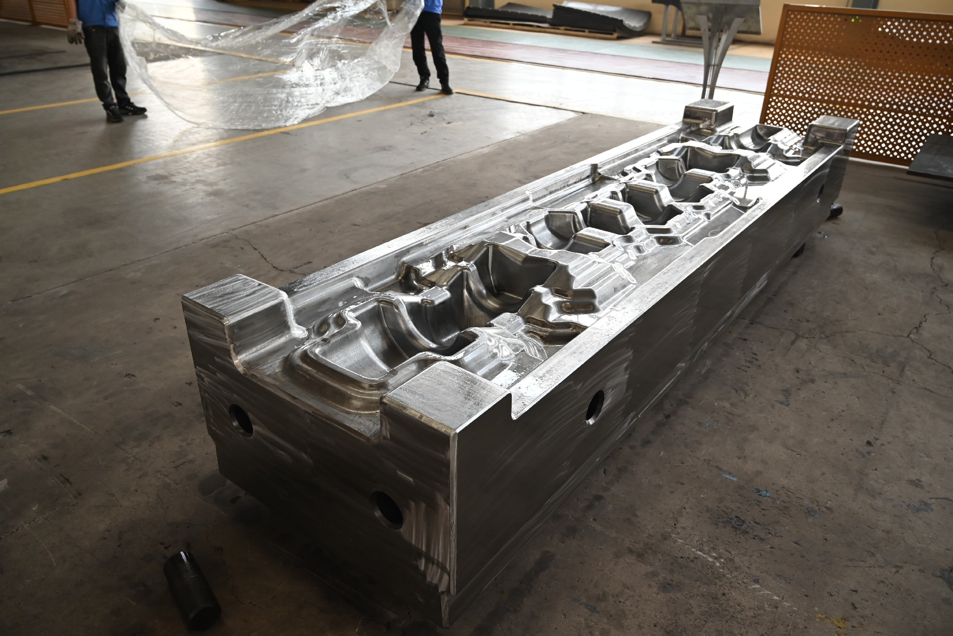 1250 kJ大型对击锤锻造模具成功完成,中冶机械大型锻造模具制造实力再获突破 1250 kJ大型对击锤锻造模具成功完成,中冶机械大型锻造模具制造实力再获突破
